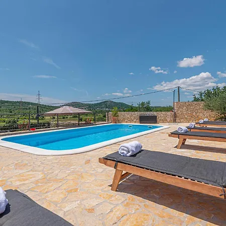 Appartamento Gorgeous In With Swimming Pool Šibenik